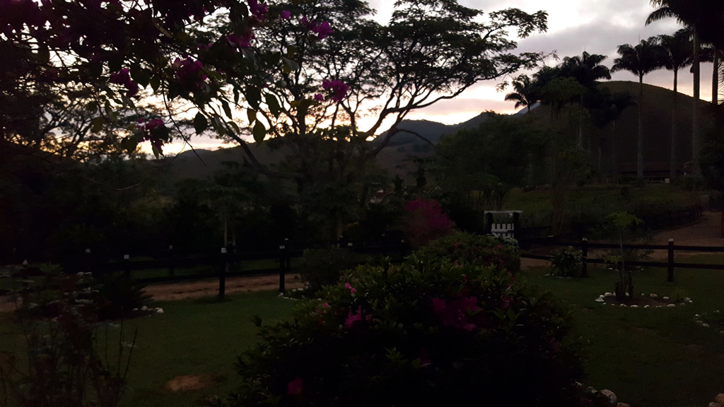 Por do Sol na Frente da Casa da Varanda